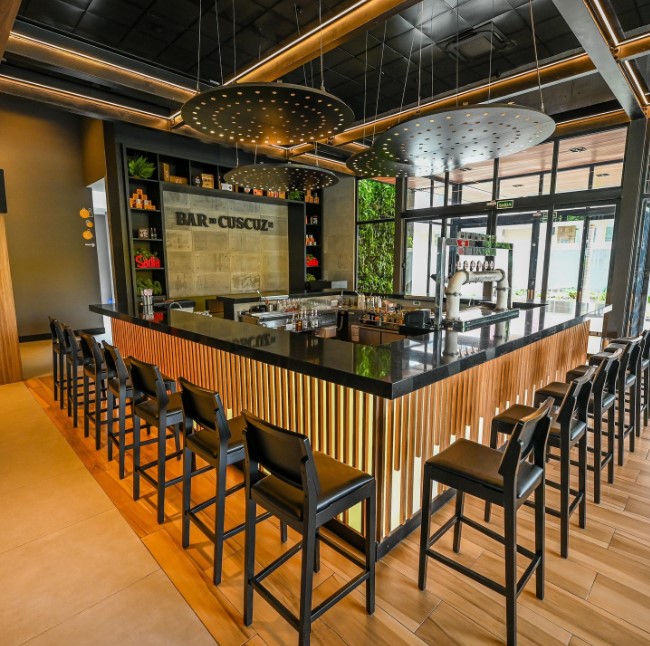 Balcão de bebidas de um bar estilo clássico