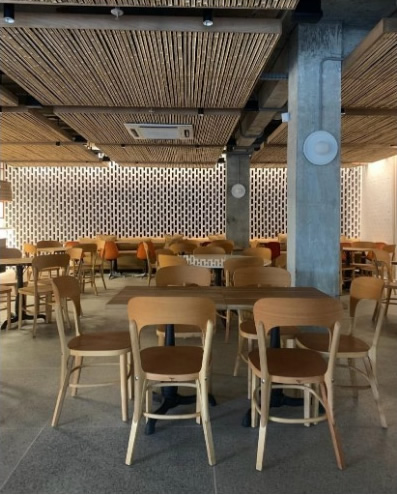 Restaurante com decoração contemporânea e móveis de madeira