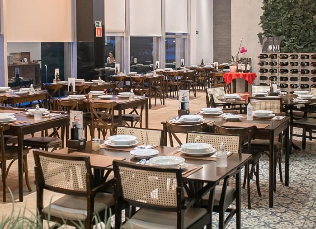 Poltrona de madeira: melhores modelos para empresas