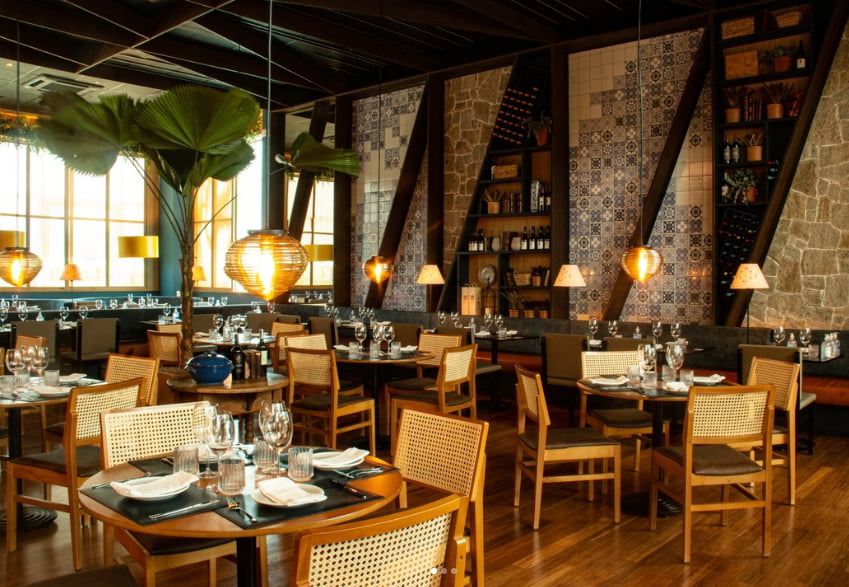 Parte interna de um restaurante, representando cadeiras para restaurantes