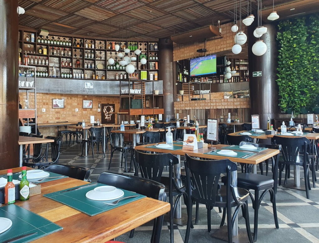 Imagem interna de um bar pronto para receber clientes após seu dono descobrir como montar um bar